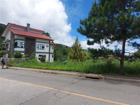 Pinewoods Sta Lucia Subdivision in Baguio City .